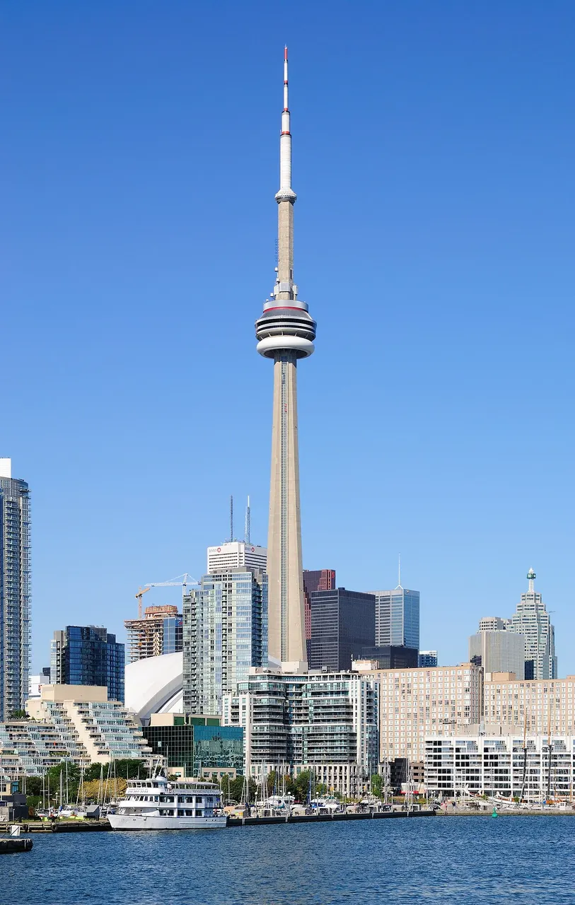 CN Tower, em Toronto, torre de concreto com o disco do mirante e a antena no topo.