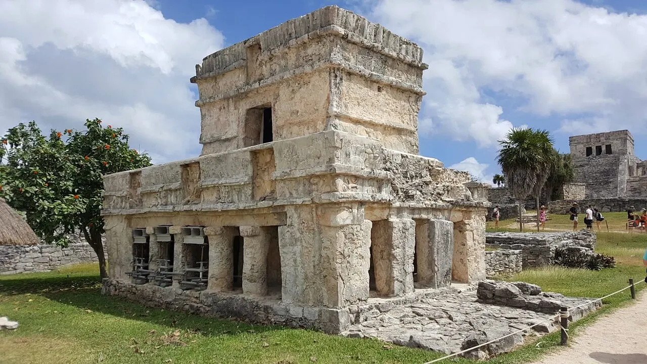 Templo de los Frescos, em Tulum, com a galeria de colunas embaixo e a câmara de pedra no alto.