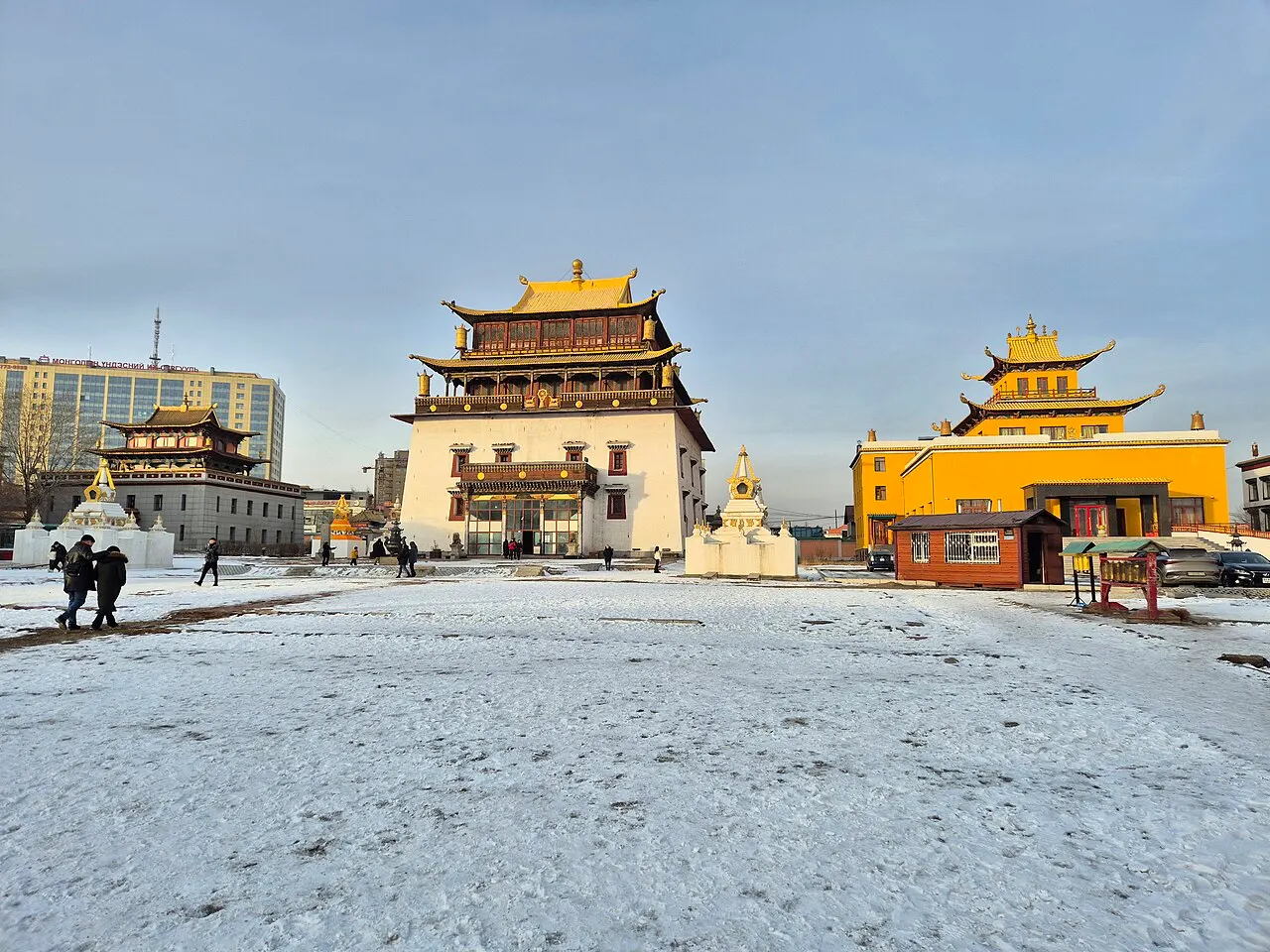 Templo do Mosteiro Gandantegchinlen, em Ulan Bator, com telhados dourados em camadas, na neve.