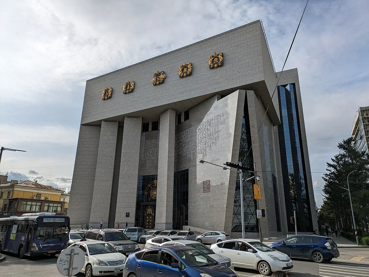 Fachada do Museu Nacional Chinggis Khaan, em Ulan Bator, um bloco de pedra clara com faixas verticais de vidro.