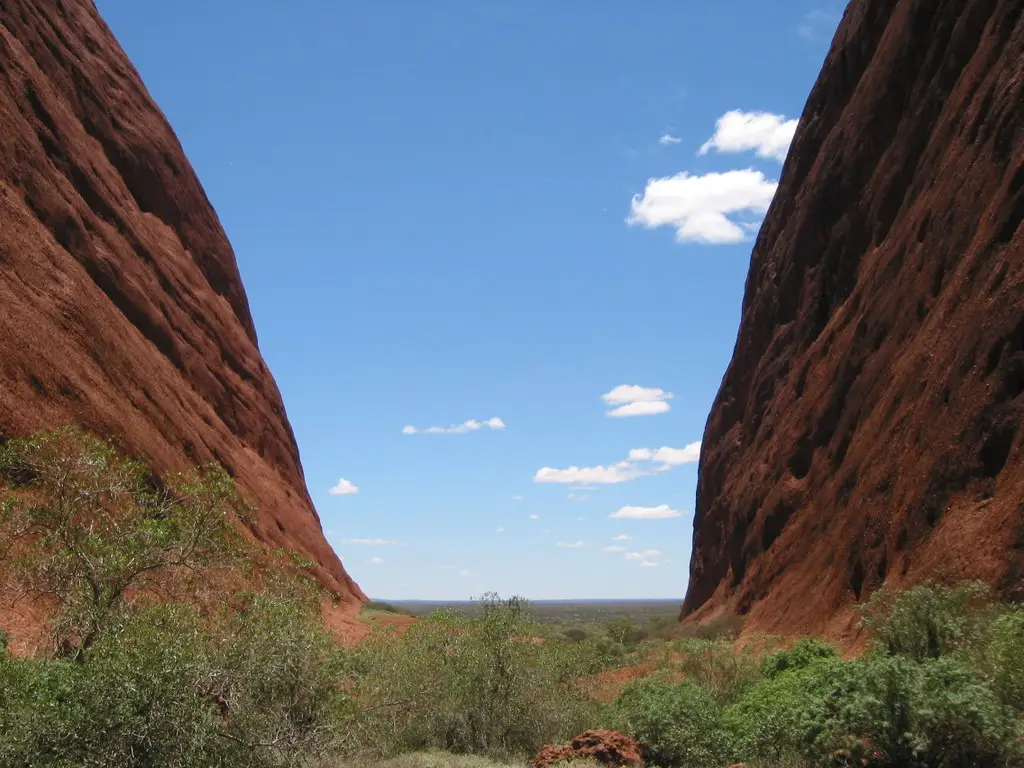 Walpa Gorge, com duas paredes de pedra vermelha abrindo para a planície.