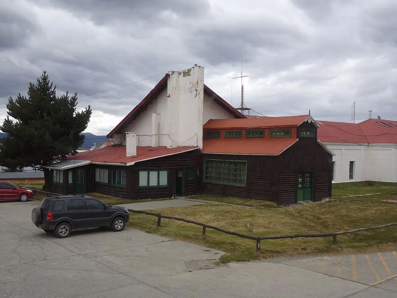 Pavilhão do antigo presídio de Ushuaia, de paredes brancas e telhado vermelho.