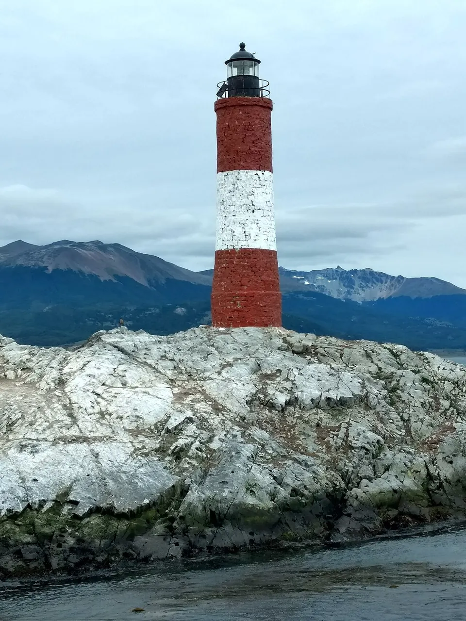 O farol Les Éclaireurs sobre as rochas, no meio do Canal Beagle.