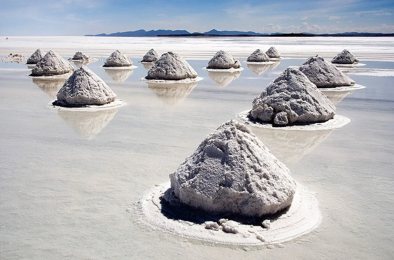 Montes de sal raspados sobre a crosta branca do Salar de Uyuni.