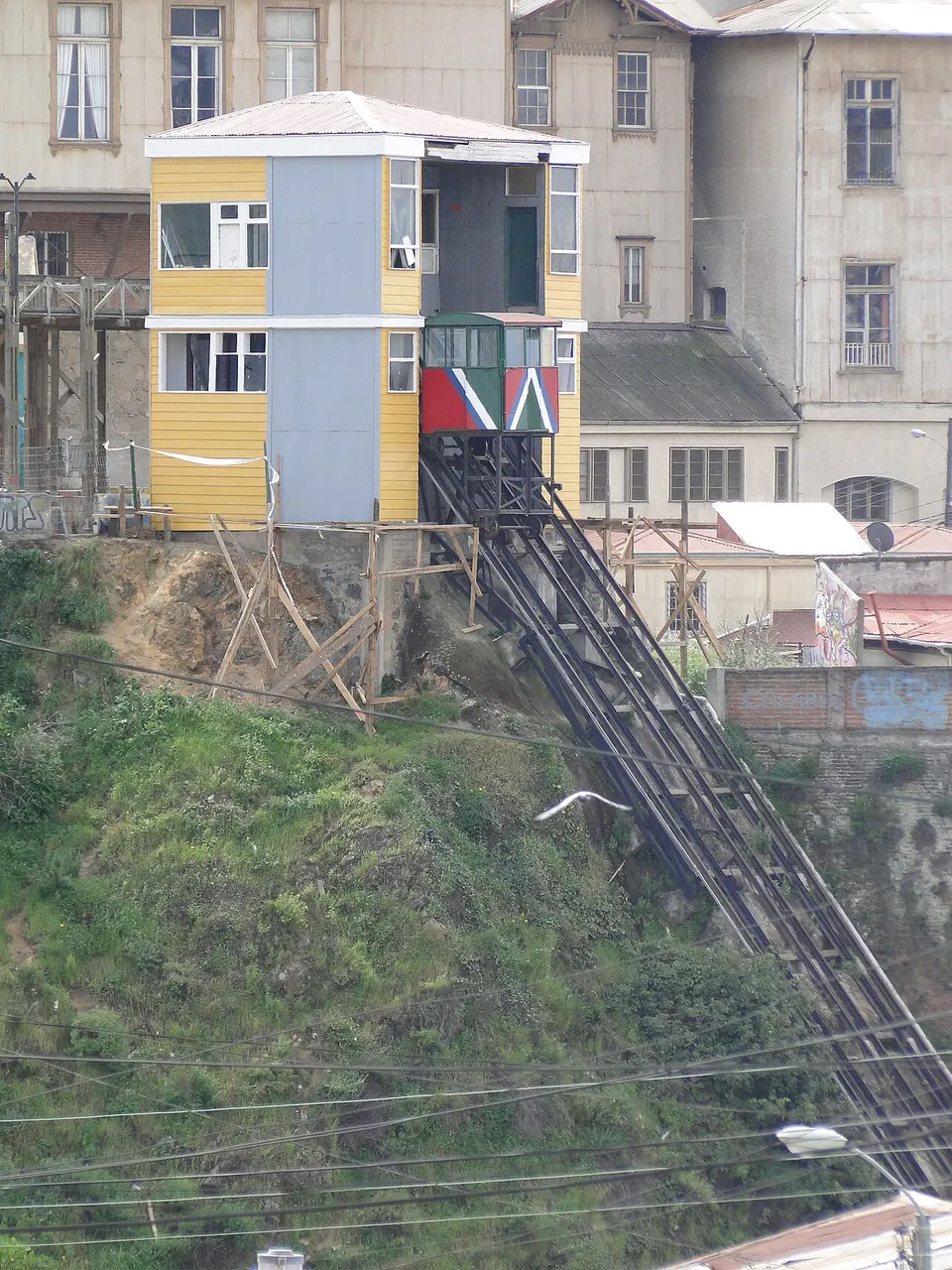 A estação de cima do Ascensor Reina Victoria, em madeira amarela e azul.