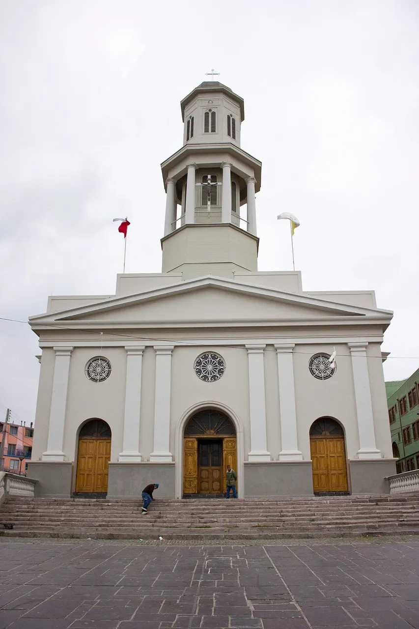 A Iglesia La Matriz, de fachada branca e torre única, no bairro do porto.