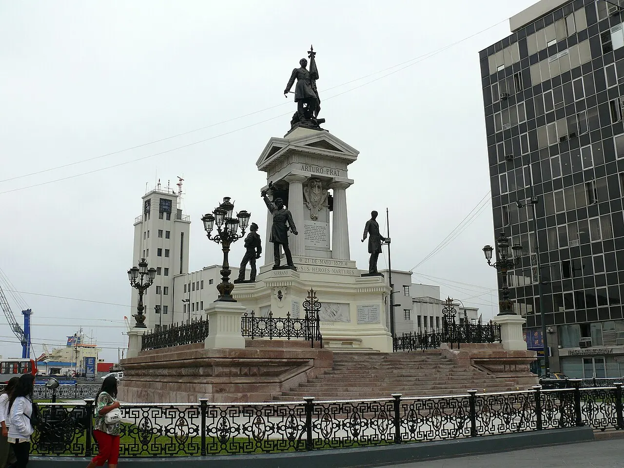 O Monumento a los Héroes de Iquique no meio da Plaza Sotomayor.
