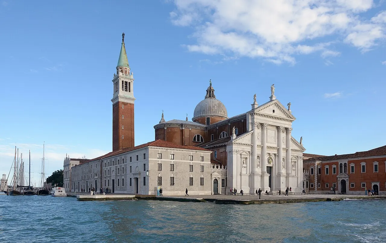 Igreja de San Giorgio Maggiore, na ilha do mesmo nome, com a fachada branca e o campanário, vista da água.