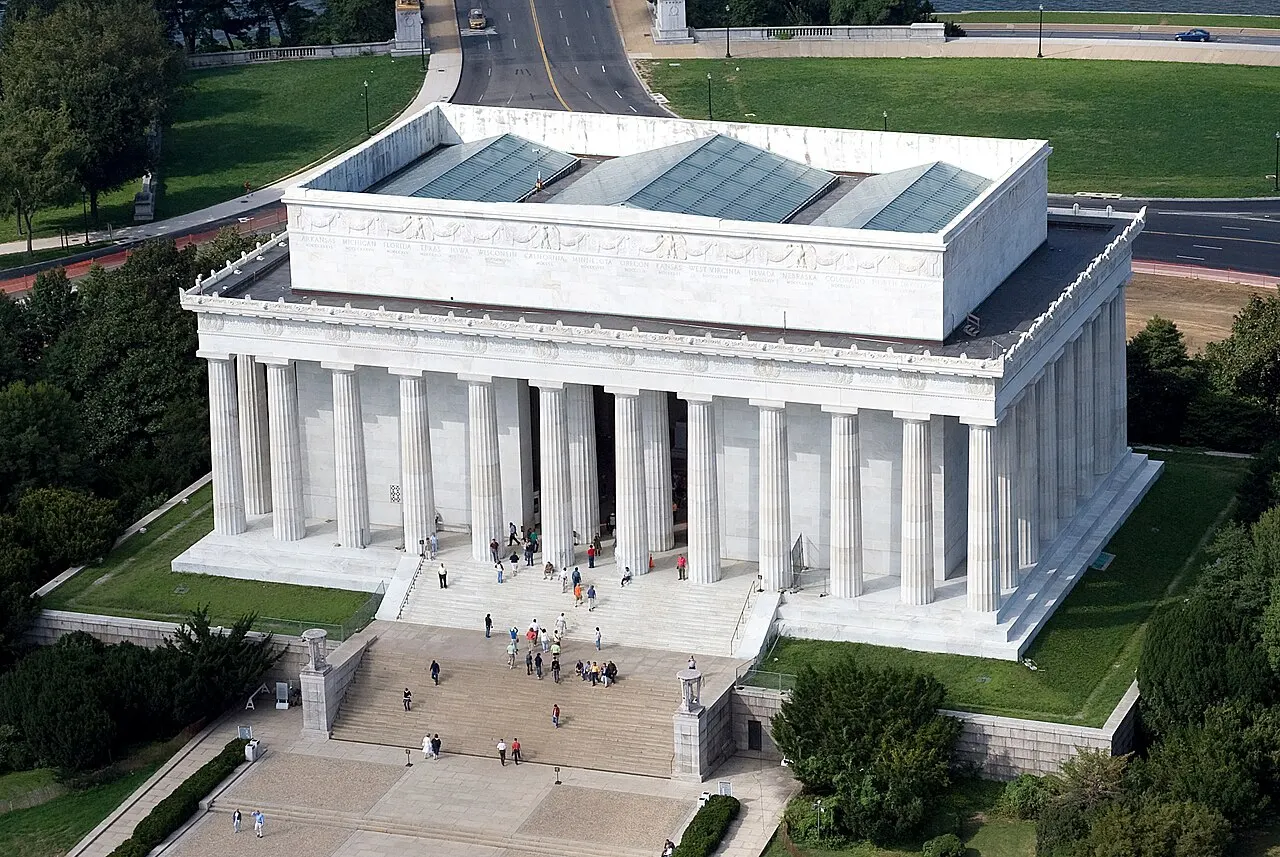 Vue aérienne du Lincoln Memorial, à Washington, avec ses colonnes de marbre et l'escalier du côté est.