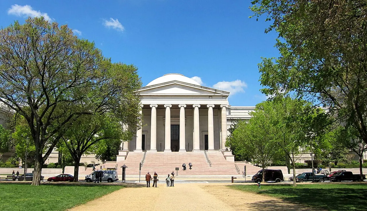 Façade sud du bâtiment ouest de la National Gallery of Art, à Washington, avec son portique à colonnes et ses marches.
