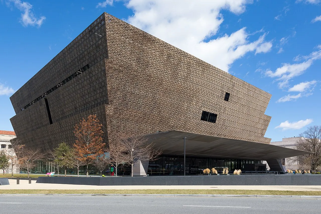 Museu Nacional de História e Cultura Afro-Americana, em Washington, com a fachada em camadas de bronze, sob céu azul.