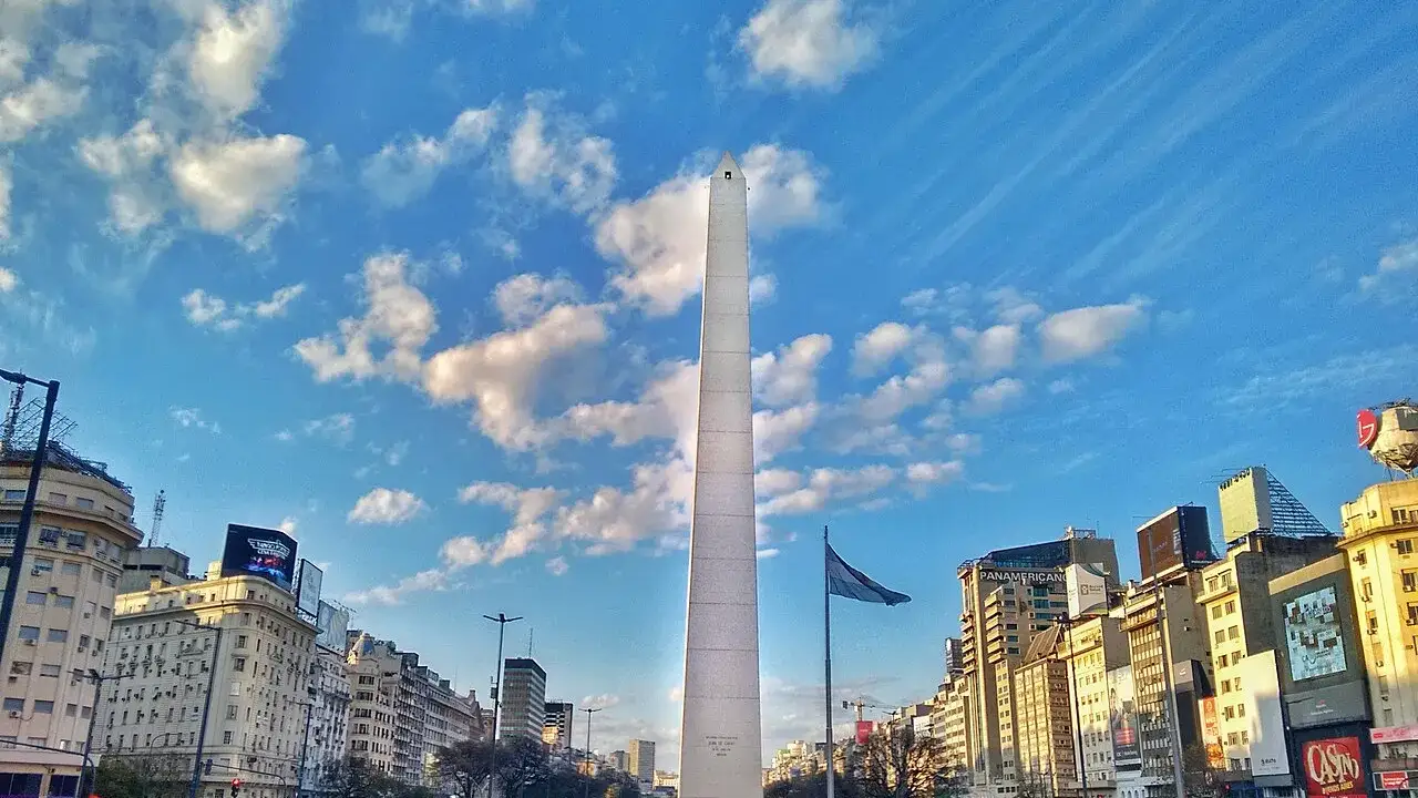 O Obelisco no meio da Avenida 9 de Julio, em dia de céu limpo.