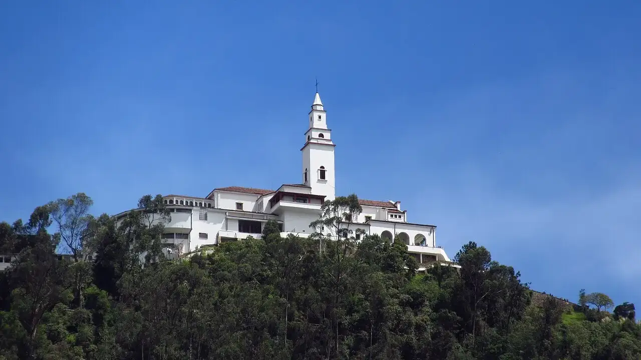 O santuário branco no alto do cerro de Monserrate, contra o céu azul.