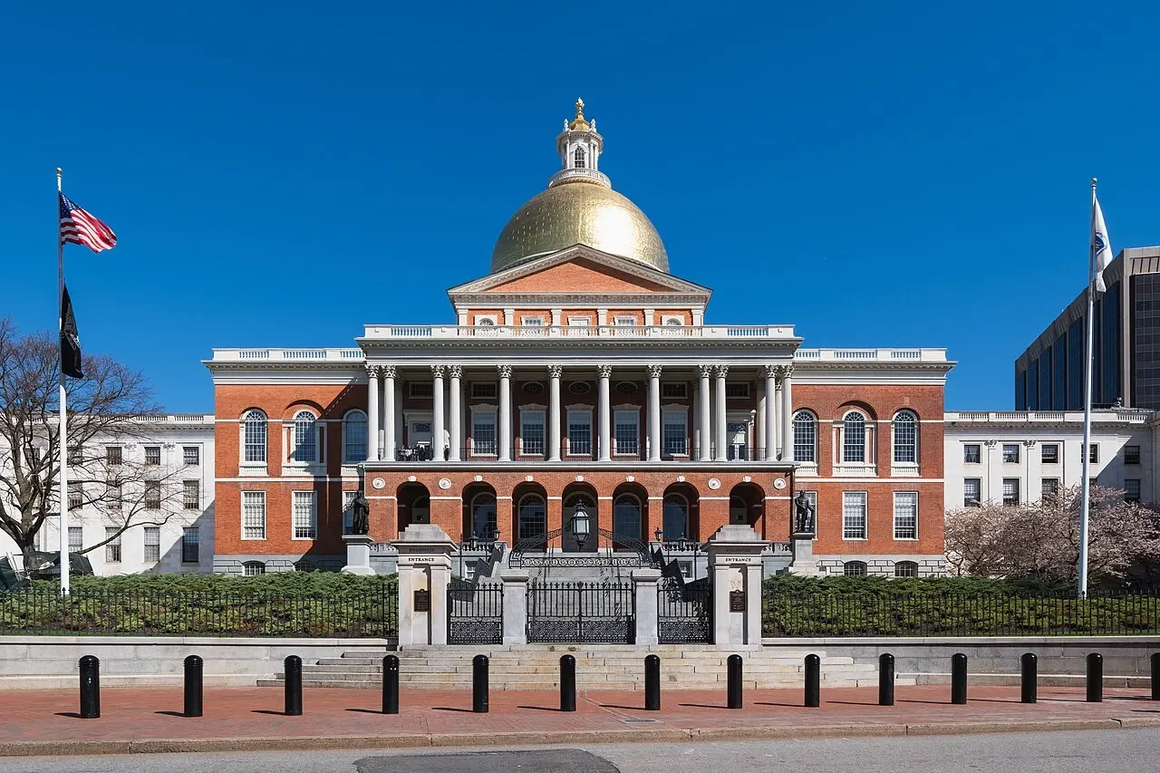 Massachusetts State House, em Boston, de tijolo vermelho com cúpula dourada e pórtico branco.