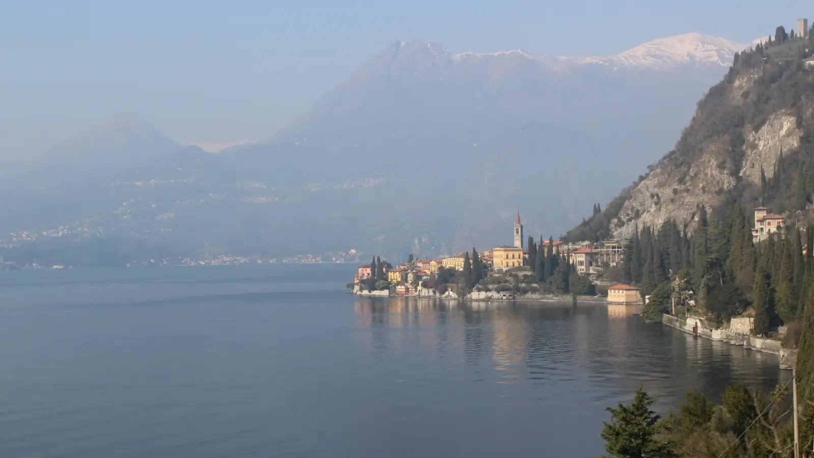 Varenna junto ao Lago de Como, com casas, campanário e montanhas.