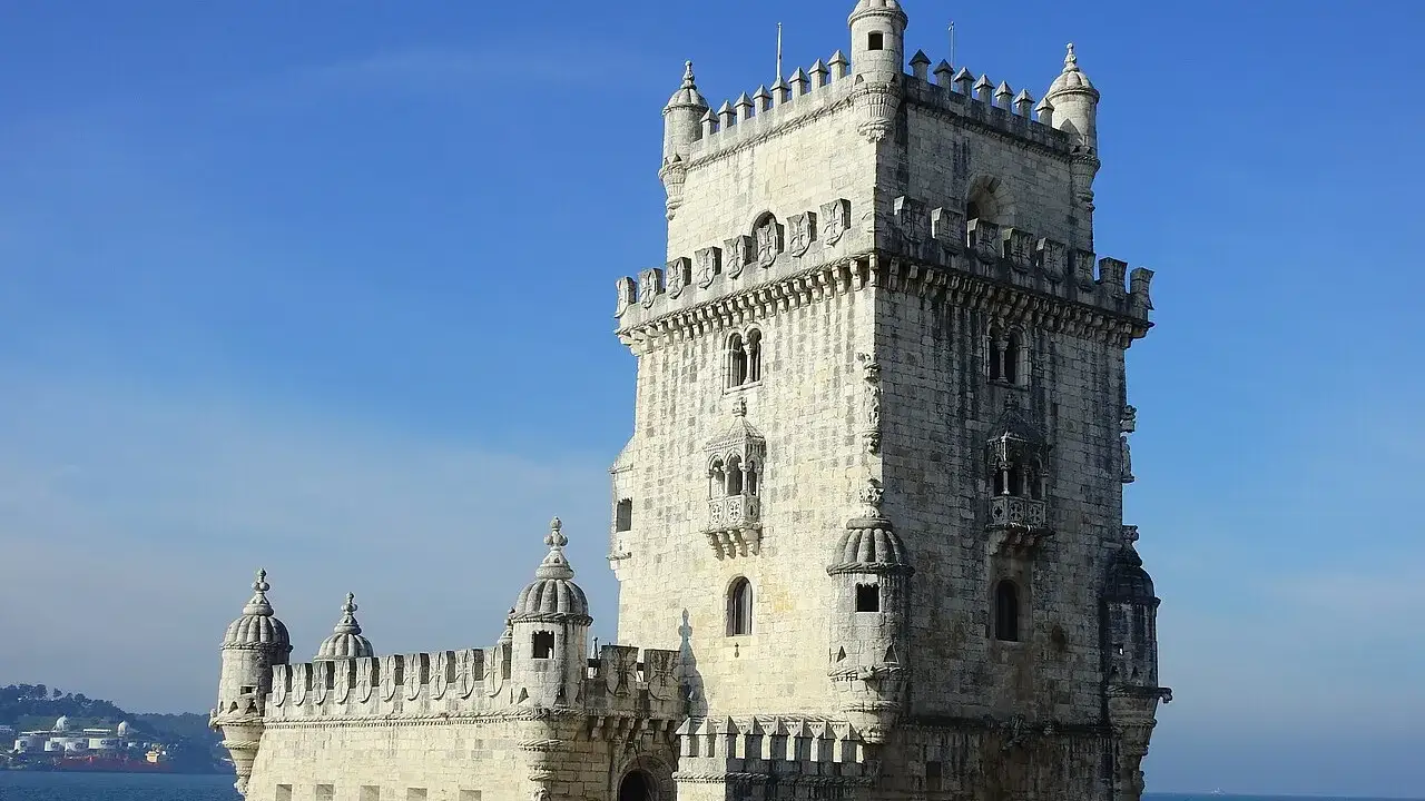 Torre de Belém, em Lisboa, com o baluarte e a torre de pedra rendilhada, à beira do Tejo.