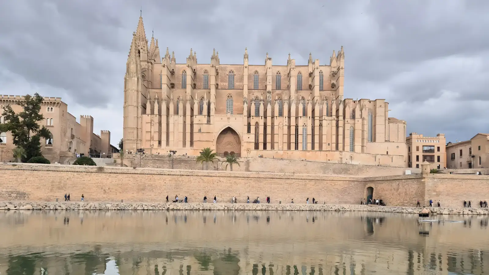 Catedral de Mallorca, muralha e espelho de água do Parc de la Mar.
