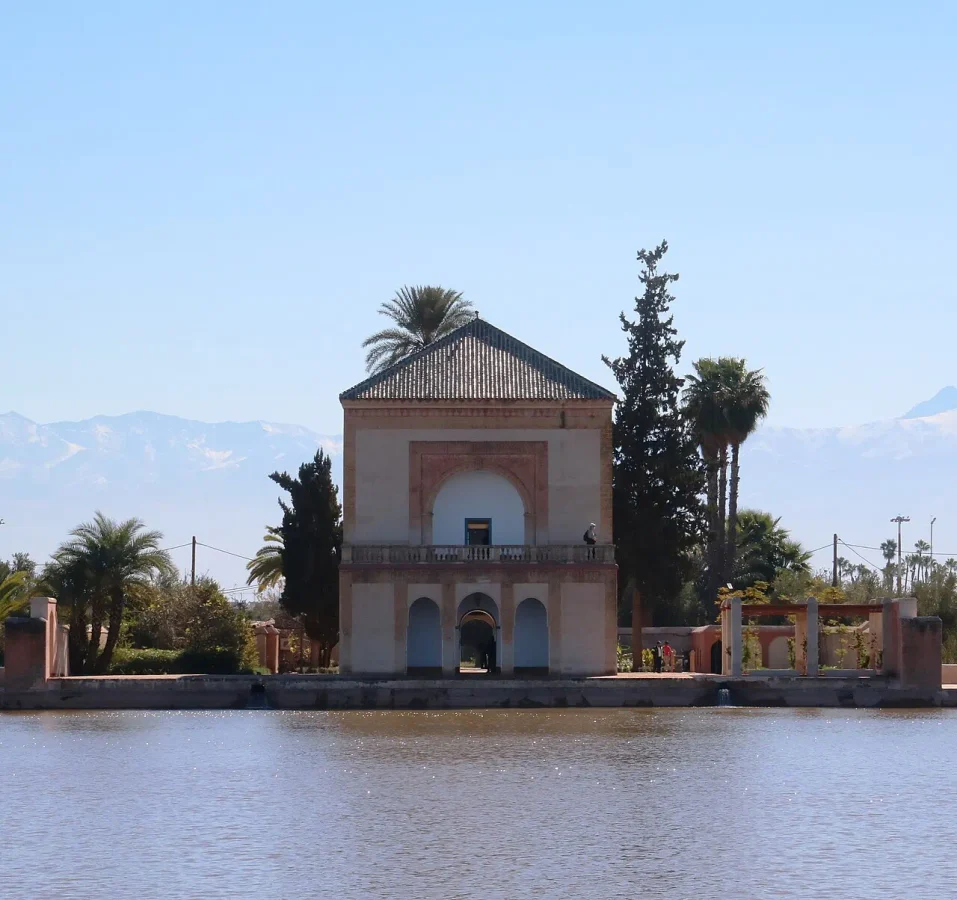 Pavilhão de telhado piramidal dos Jardins Menara, em Marraquexe, à beira do grande tanque de água.