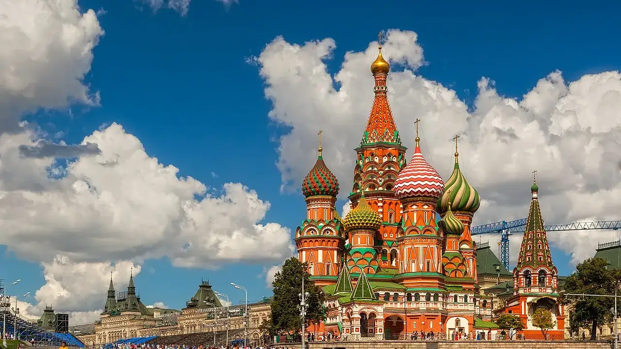 Catedral de São Basílio, em Moscou, com as cúpulas coloridas em forma de bulbo, sob céu com nuvens.