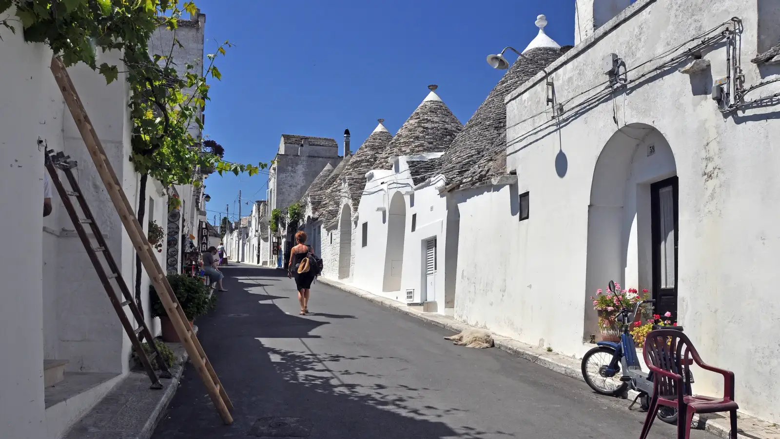 Rua de Alberobello com trulli e seus telhados cônicos.