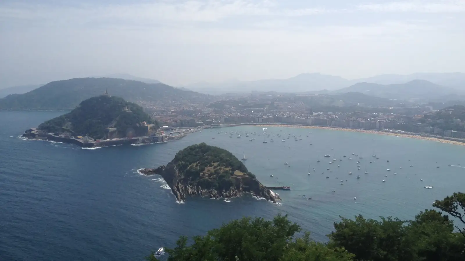 Baía de La Concha, ilha de Santa Clara e cidade vistas de Igueldo.