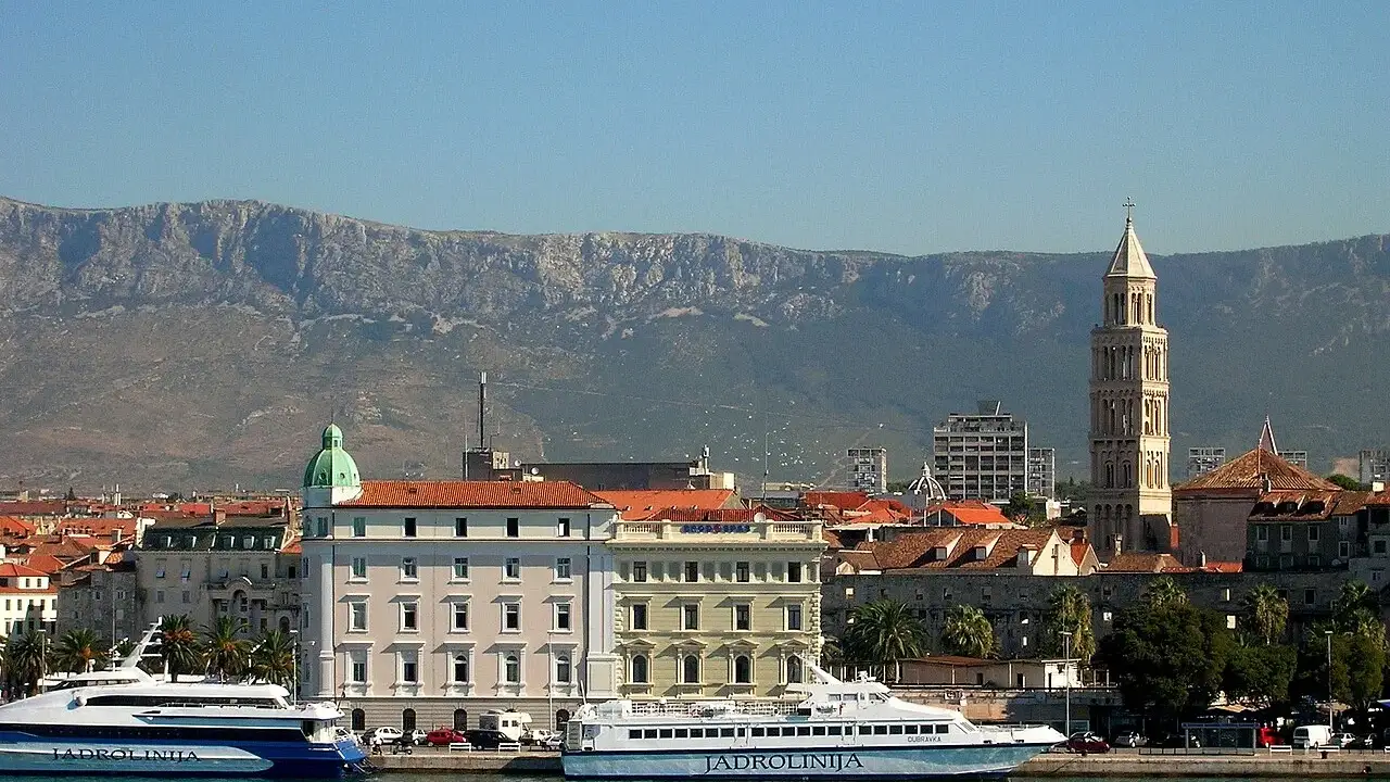 Orla de Split e campanário entre os edifícios do centro histórico.
