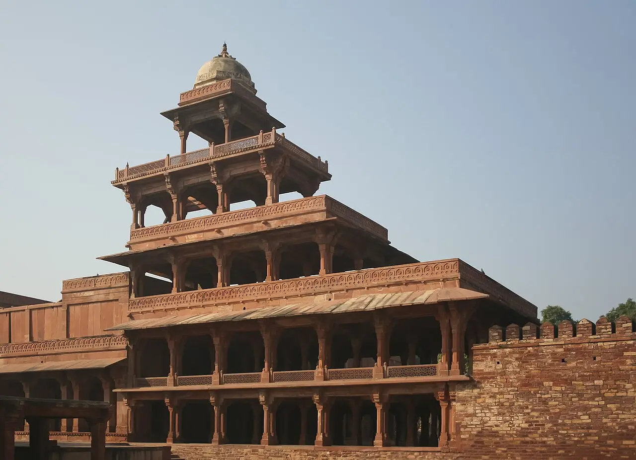 Panch Mahal em Fatehpur Sikri, pavilhão de arenito vermelho de cinco andares abertos, com colunas e uma cúpula no topo.