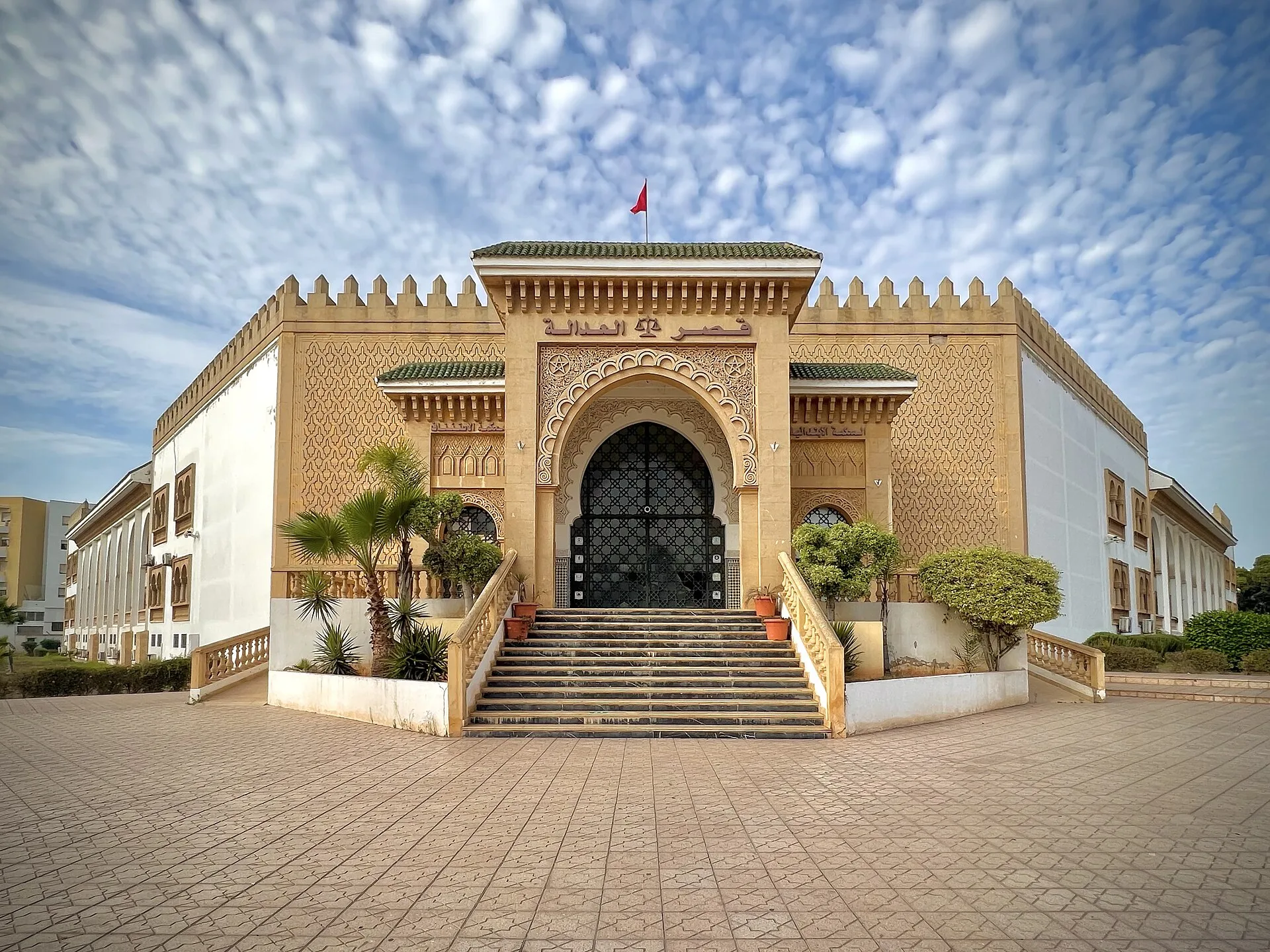 Fachada do tribunal, com porta em arco e uma bandeira no telhado, em 2023.