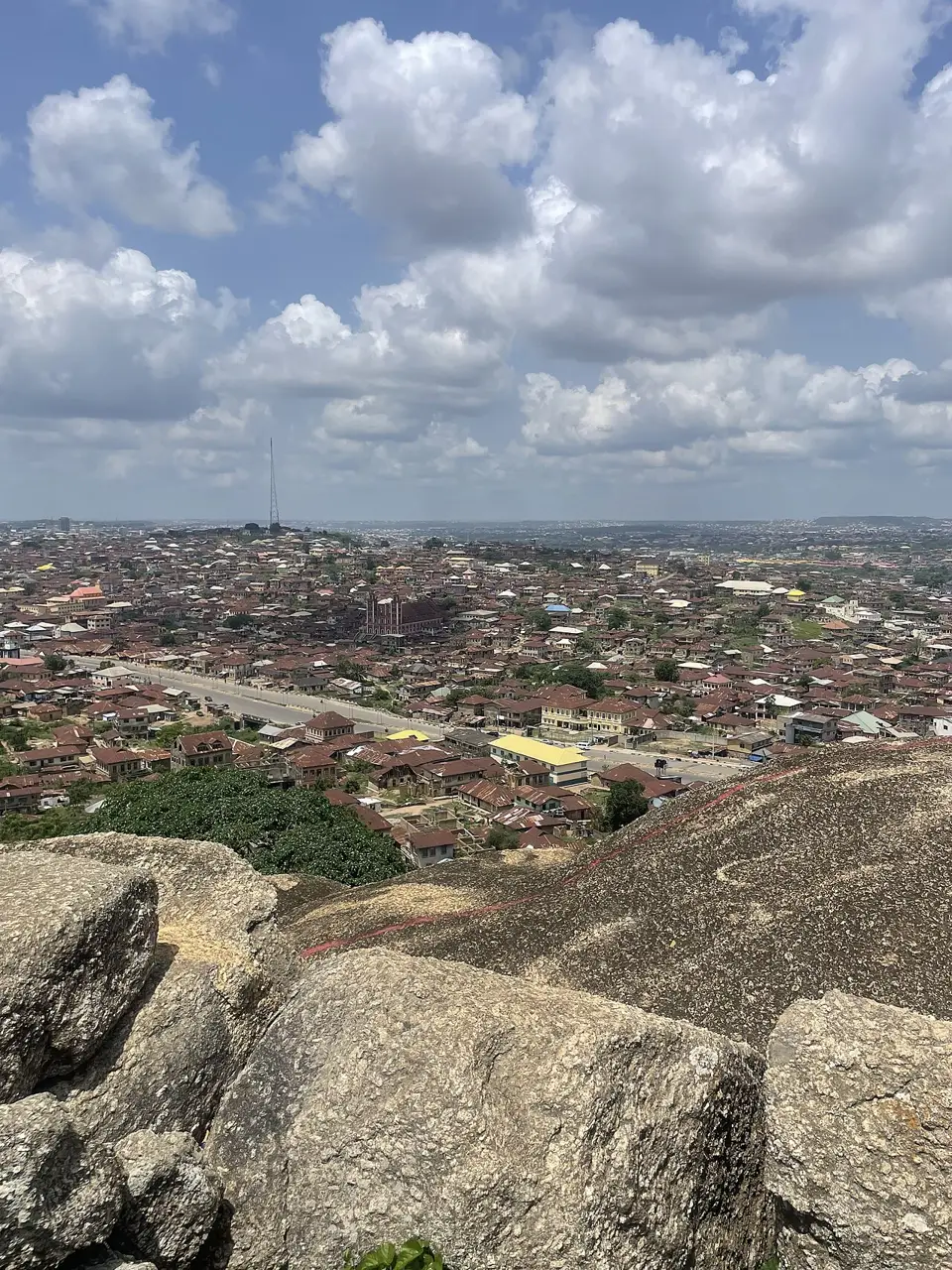 A cidade se espalha além de uma laje de pedra, com telhados até o horizonte.
