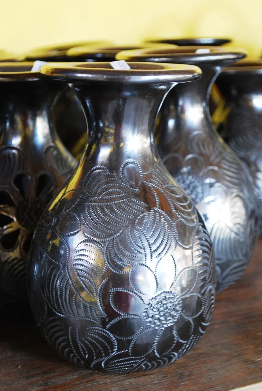 Vasos de barro negro brunido, com flores gravadas, na oficina de Doña Rosa em San Bartolo Coyotepec.
