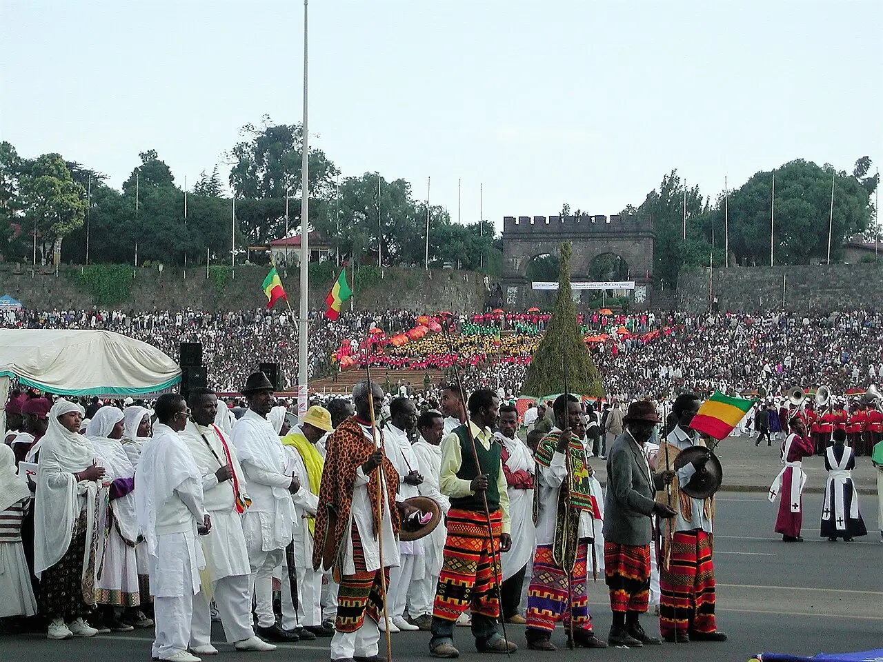 Cerimônia do Meskel na Praça Meskel, em Adis Abeba, em 2003, com clérigos e participantes de branco e roupas coloridas em um desfile.