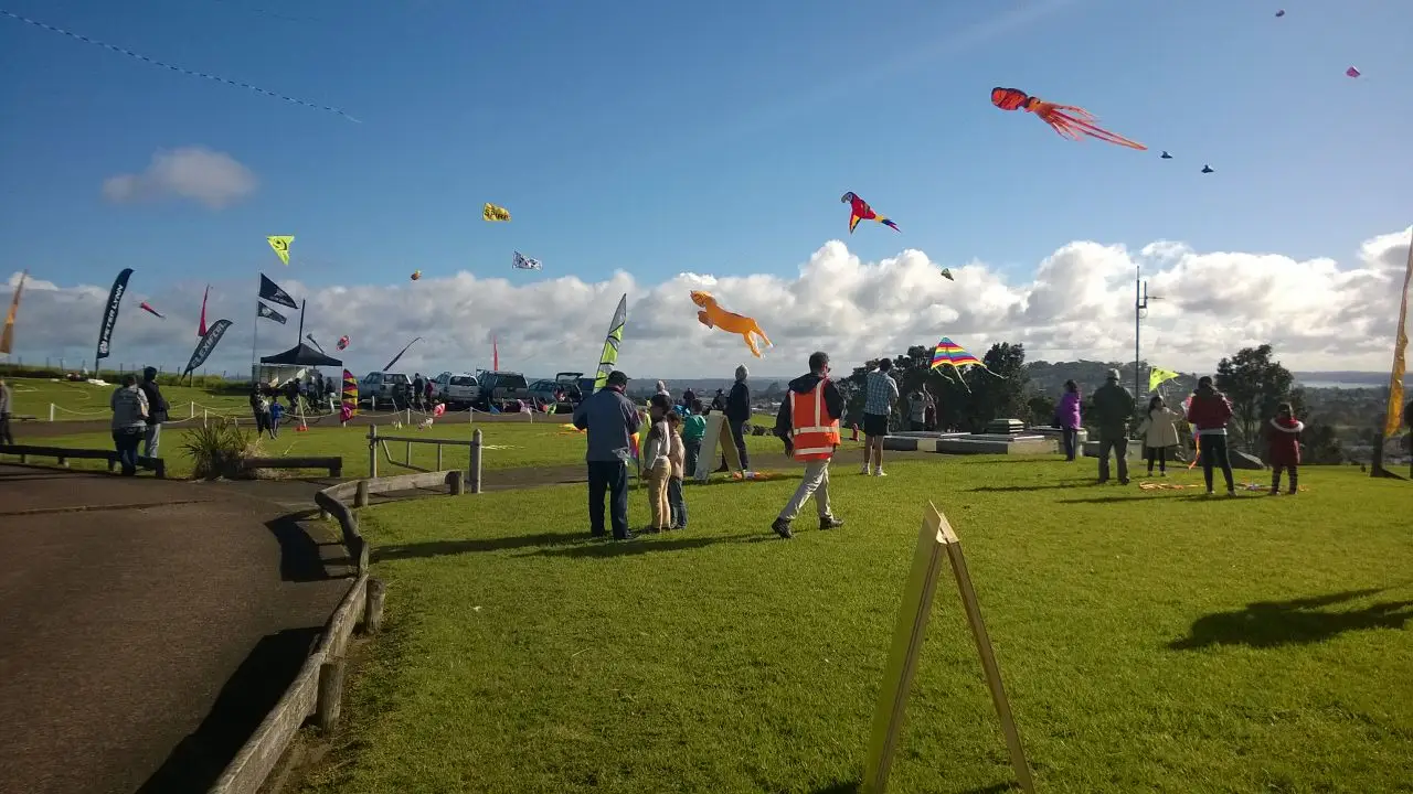 Pipas no alto do monte Roskill, com pessoas de costas, na festa de Matariki em Auckland, em 28 de junho de 2015.