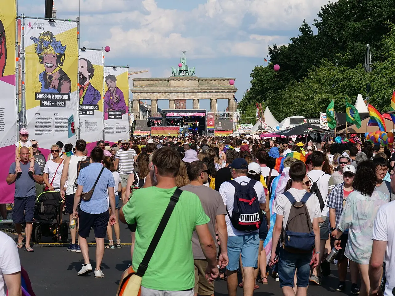Multidão com bandeiras de arco-íris na avenida perto do Portão de Brandemburgo durante o Christopher Street Day de 2019, em Berlim.