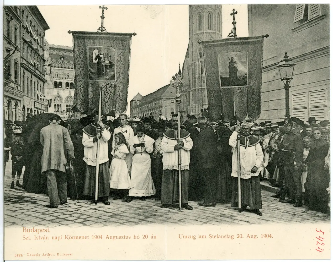 Fotografia antiga em preto e branco da procissão do dia de Santo Estêvão em Budapeste, em 20 de agosto de 1904, com estandartes e clérigos.
