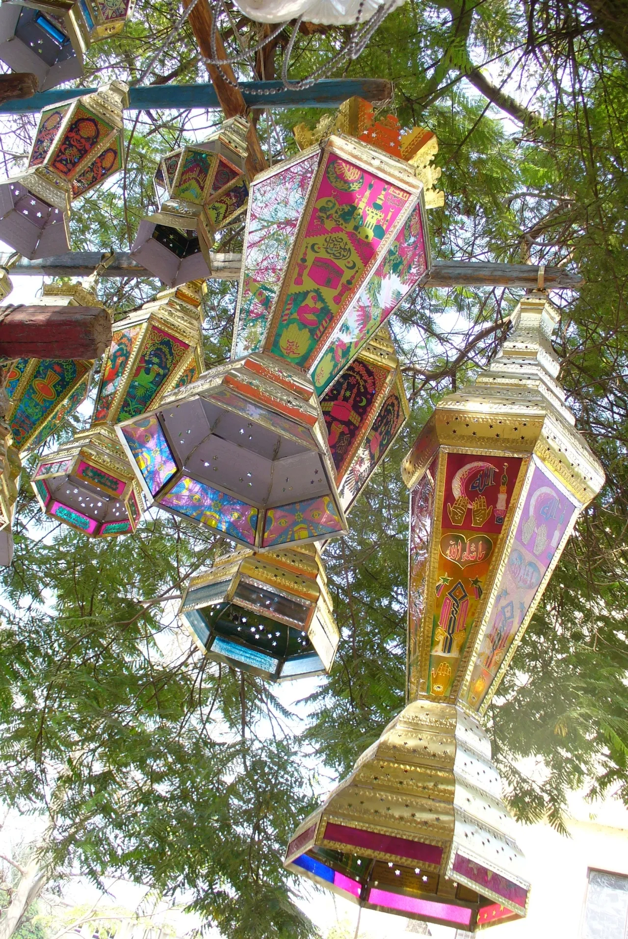 Fanous coloridos pendurados numa árvore na Road 9, em Maadi, no Cairo, em 10 de setembro de 2007.
