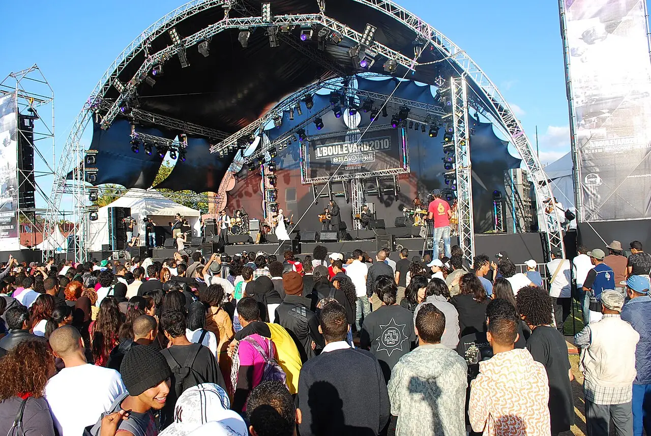Grande palco em arco com estrutura metálica e multidão à frente no festival L’Boulevard de Casablanca, em 2010.