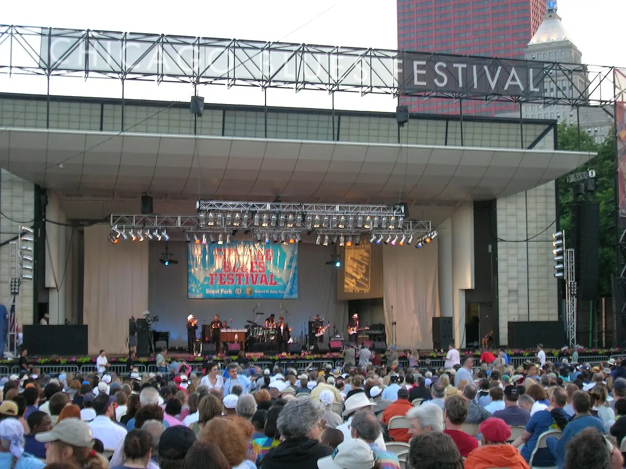 La scène du Chicago Blues Festival avec du public assis devant, sous une structure portant le mot Festival en haut.