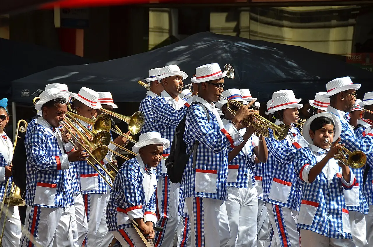 Banda de metais com camisas xadrez e chapéus brancos desfilando na Cidade do Cabo no Kaapse Klopse de 2017.