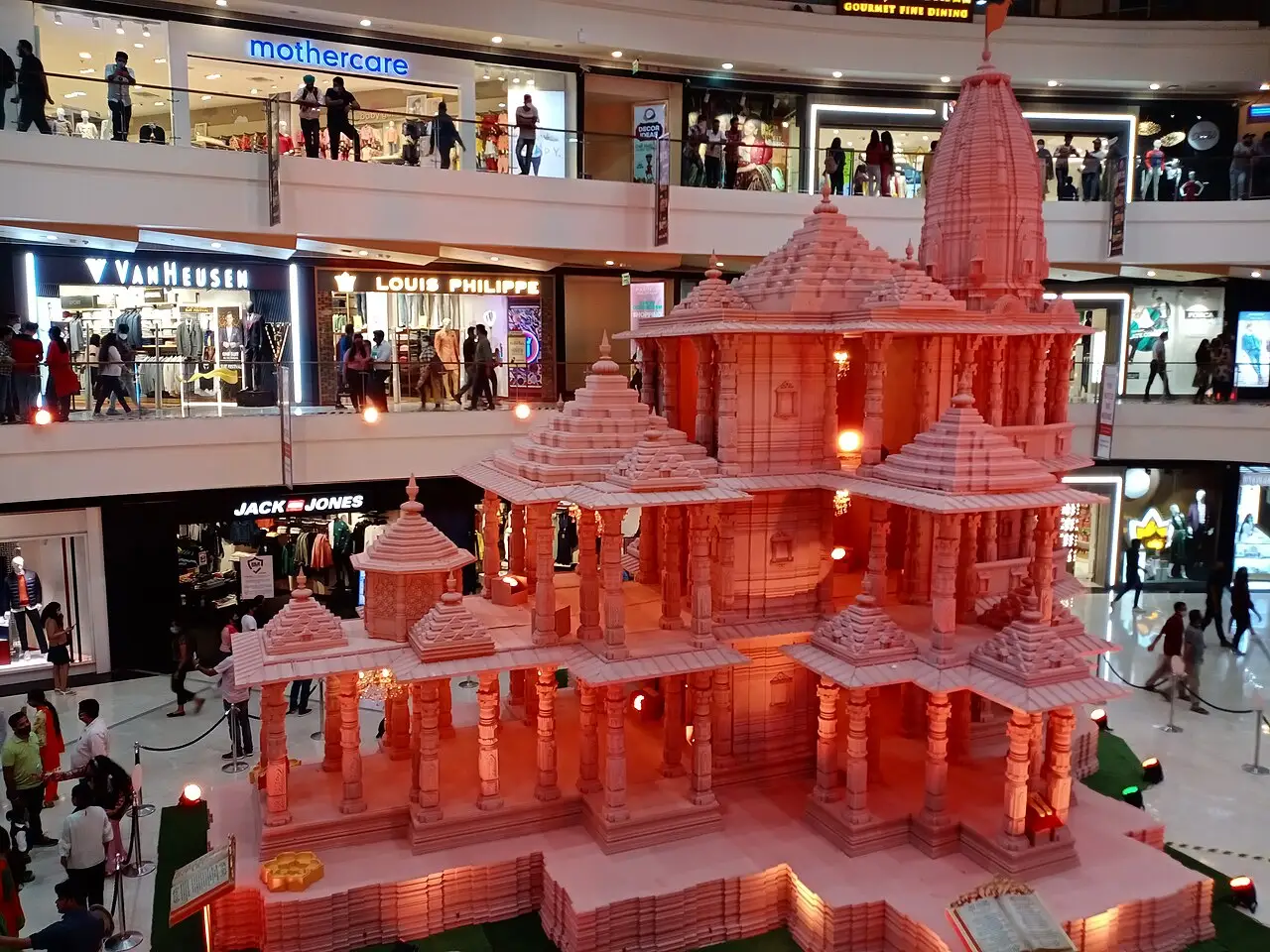 Réplica em miniatura de um templo cor de rosa exposta no saguão de um shopping em Nova Délhi durante o Diwali.