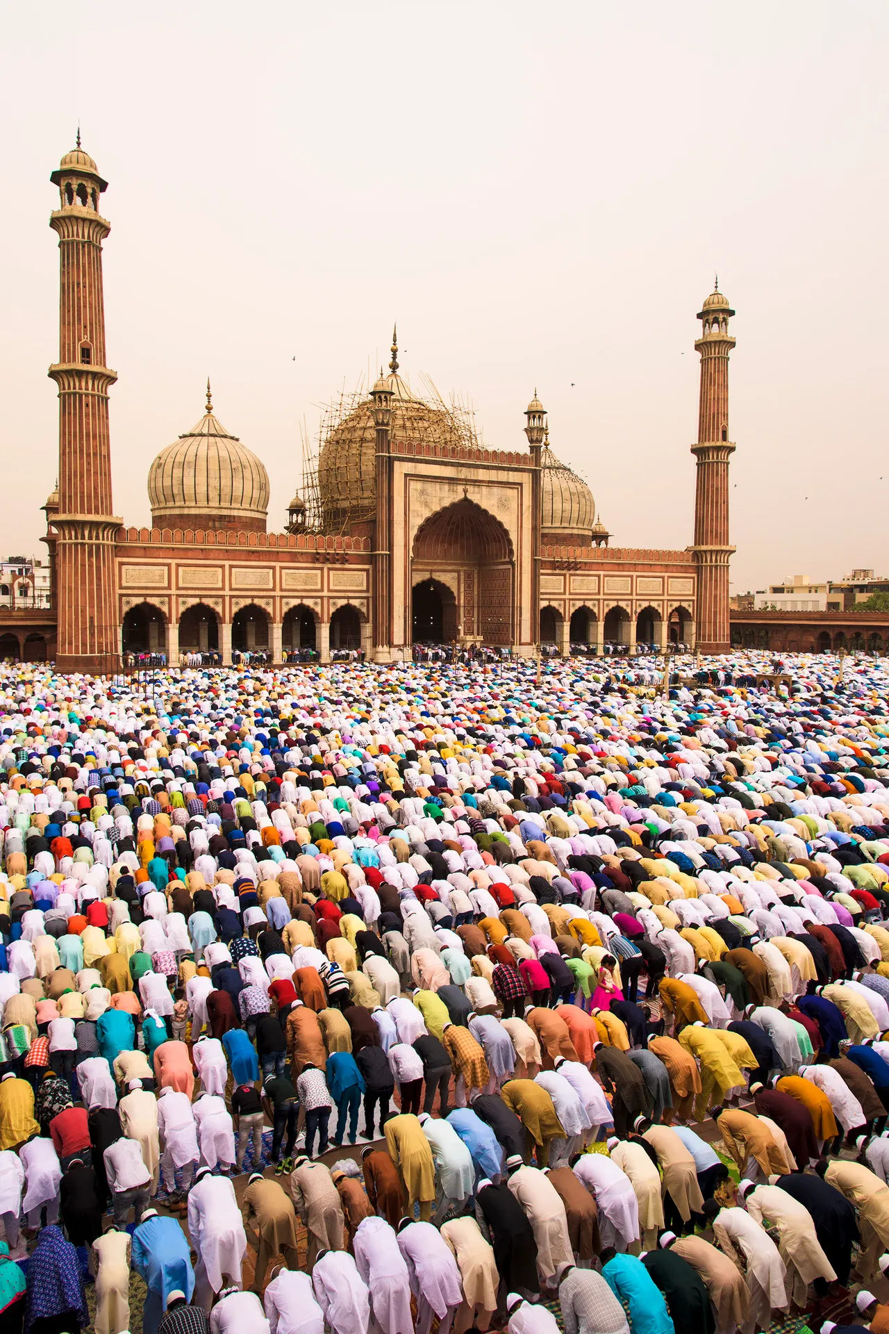 Milhares de pessoas inclinadas em oração enchem o pátio da Jama Masjid, em Déli Velho, na manhã de 16 de junho de 2018.