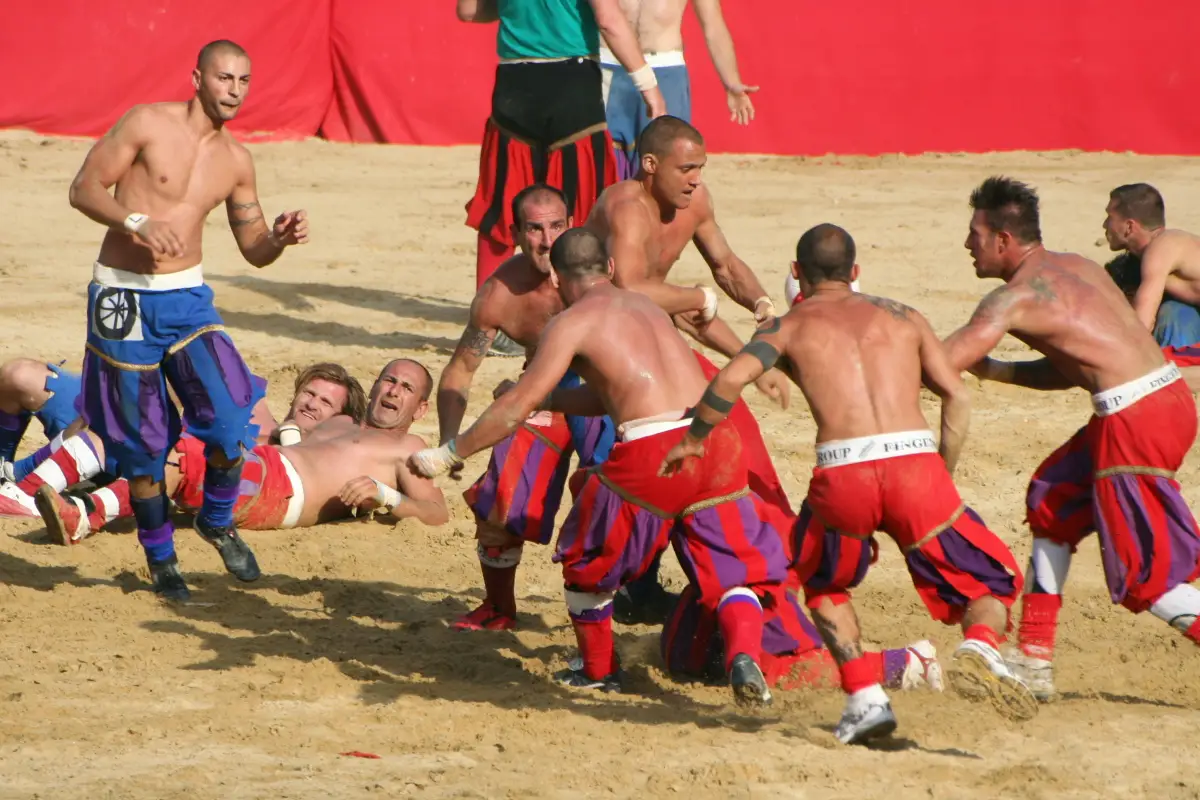 Partida de Calcio Storico na areia, com um time de azul e outro de vermelho, em Florença, em 24 de junho de 2008.
