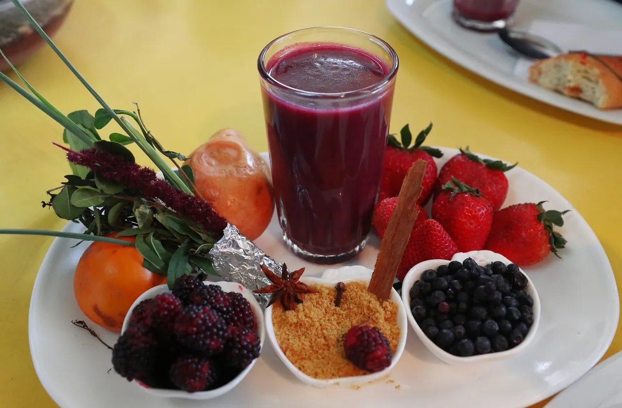 Um copo de colada morada com frutas, pão e especiarias, fotografado em Quito em outubro de 2017, prato do Dia dos Finados.