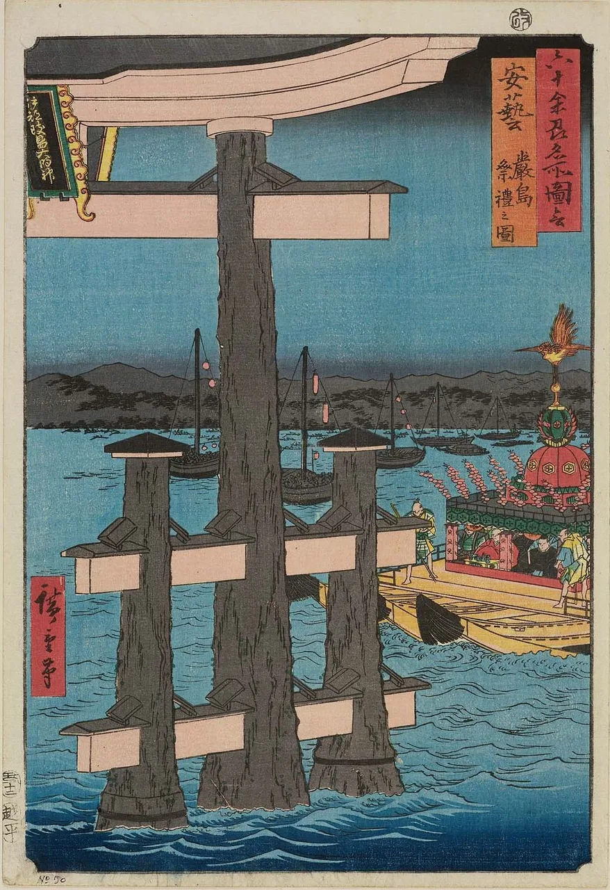 Gravura de Hiroshige com o torii de Itsukushima, barcas cerimoniais, lanternas e o mar azul ao fundo.