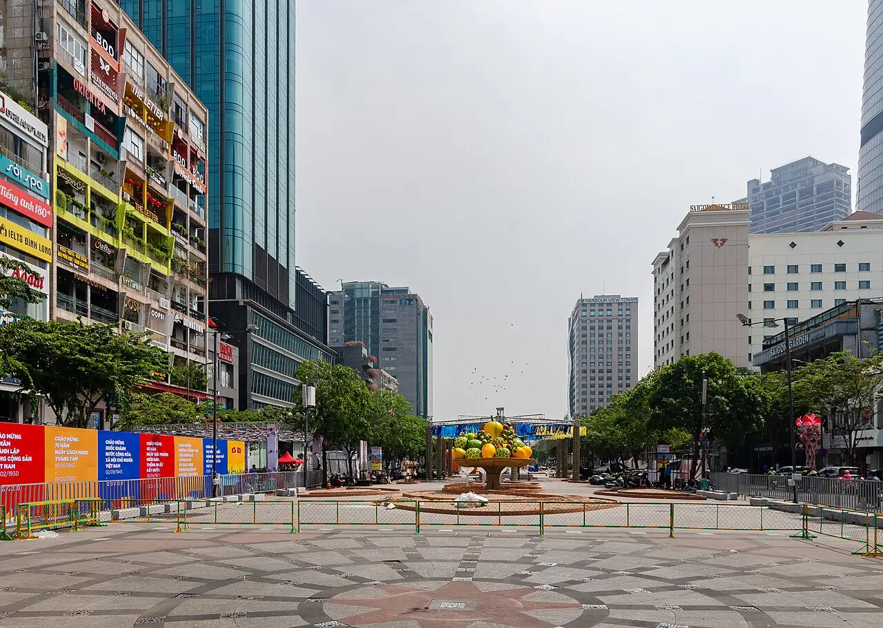 Bulevar Nguyễn Huệ, em Ho Chi Minh, com arranjo floral e faixas coloridas nas laterais, decorado para o Tết em janeiro de 2020.