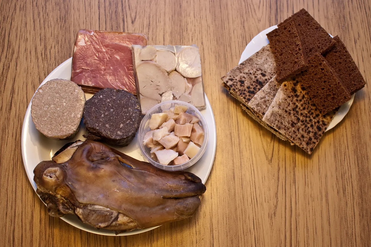 Dois pratos de þorramatur em 20 de janeiro de 2010: carne defumada, dois enchidos, cabeça de ovelha e um pote de peixe em cubos, e, ao lado, pão chato e pão de centeio.