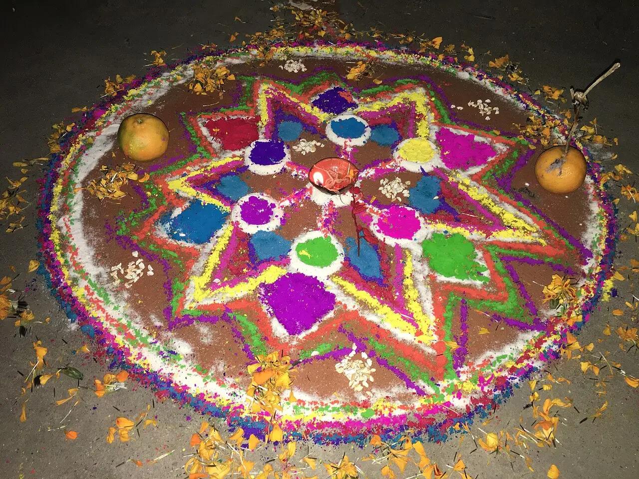 Desenho rangoli em forma de estrela, feito com pós coloridos e pétalas de flores no chão, durante o Tihar em Katmandu.