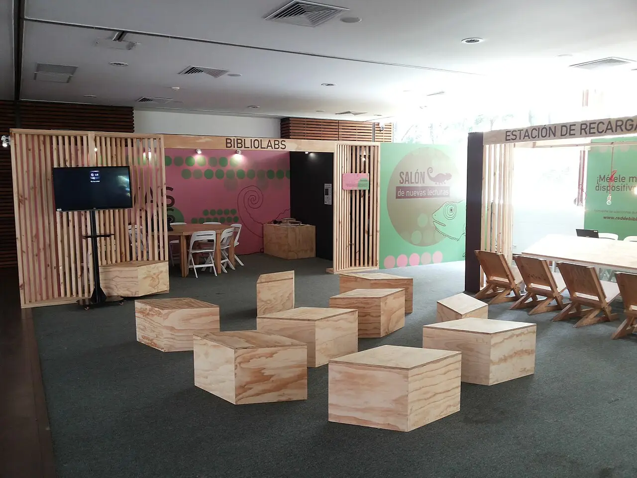Sala de cubos de madeira, com os letreiros Bibliolabs e Salón de nuevas lecturas, na Fiesta del Libro y la Cultura de Medellín, em 2016.