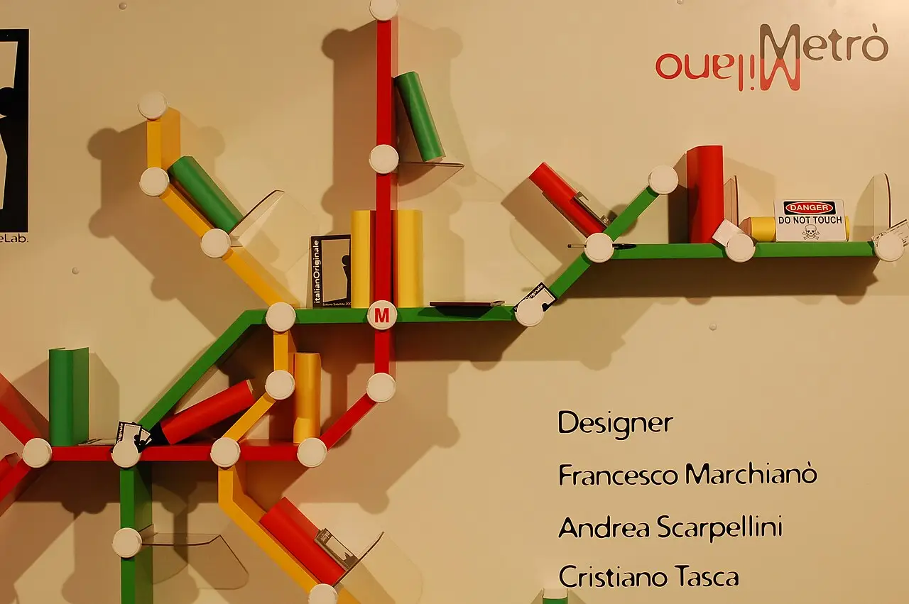 Estante de parede em faixas vermelhas, verdes e amarelas, no formato de um mapa de metrô, no Fuorisalone de Milão, em 2009.