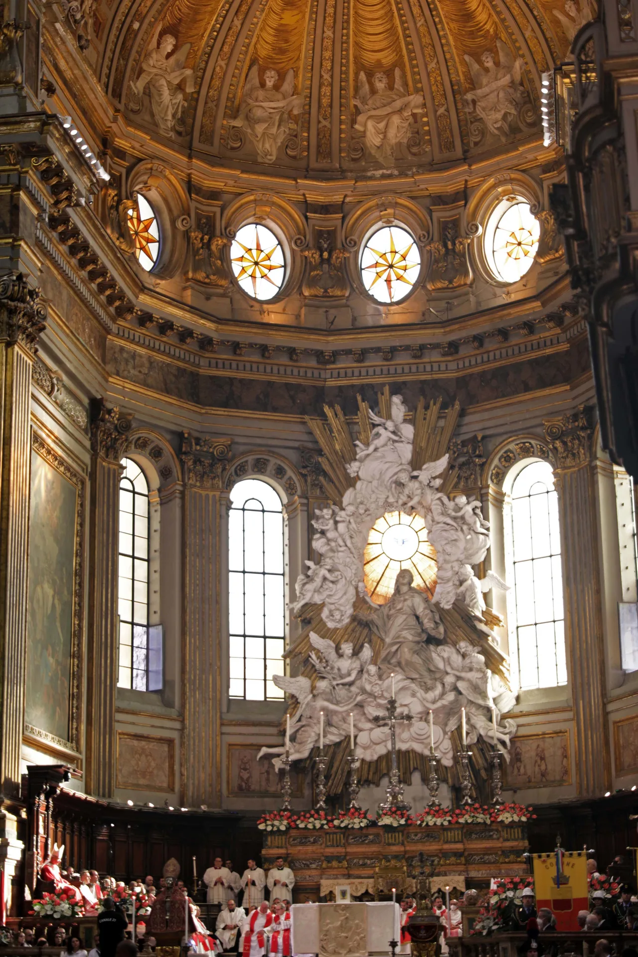 Interior do Duomo de Nápoles, com a cúpula dourada e o altar barroco, durante a missa da Festa de San Gennaro em 19 de setembro de 2022.