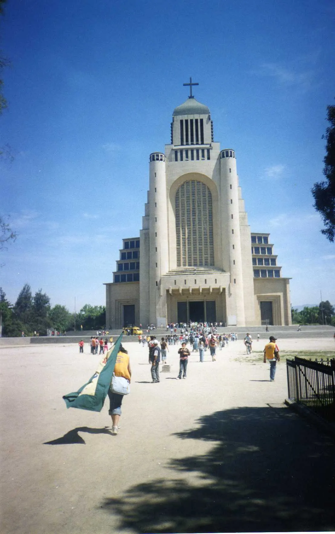 O Templo Votivo de Maipú visto da praça em 18 de julho de 2007, com gente chegando a pé para a festa da Virgem do Carmo.